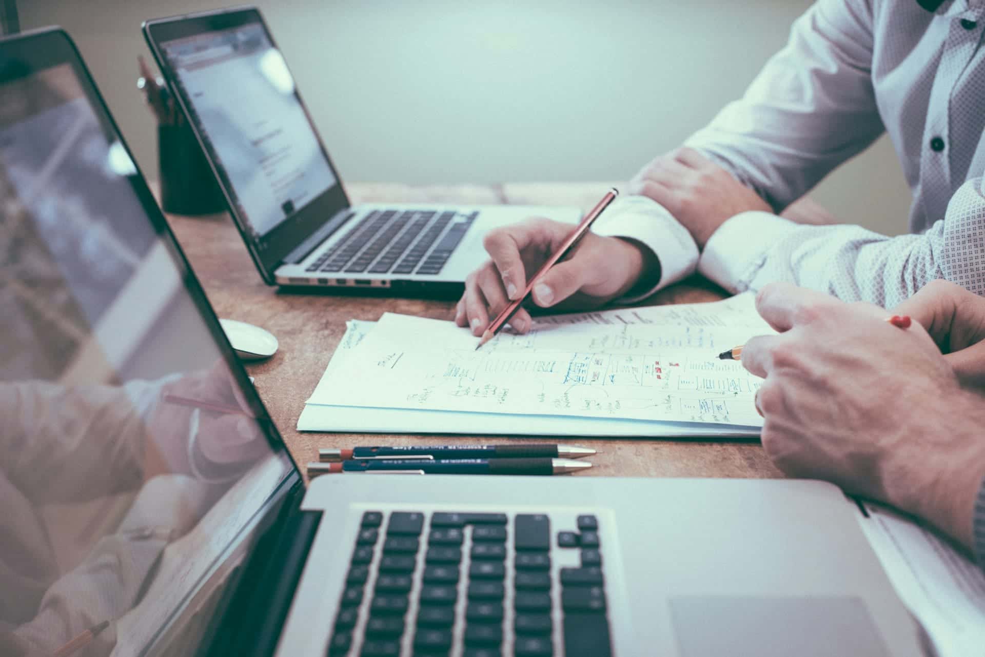 Auditvorbereitung: Prozessdokumente und Notizen auf dem Schreibtisch
