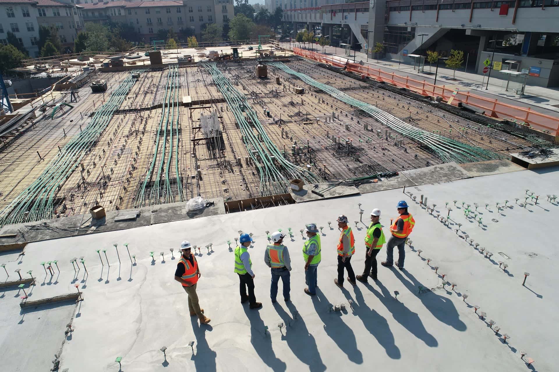 Baustelle mit Kränen — Sicherheits- und Gesundheitsschutzkoordination im Projekt